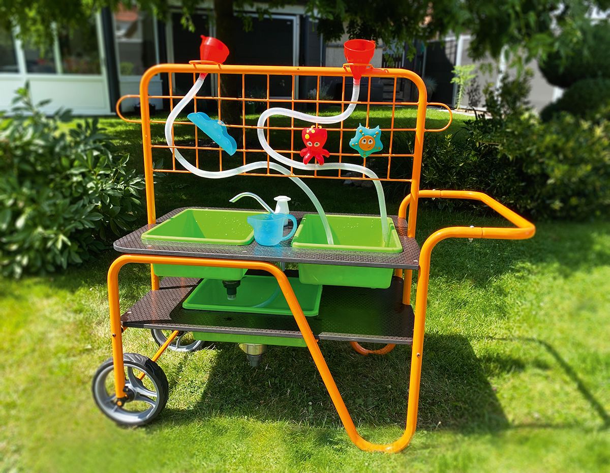 Mobile Water Table with Pump - louisekool