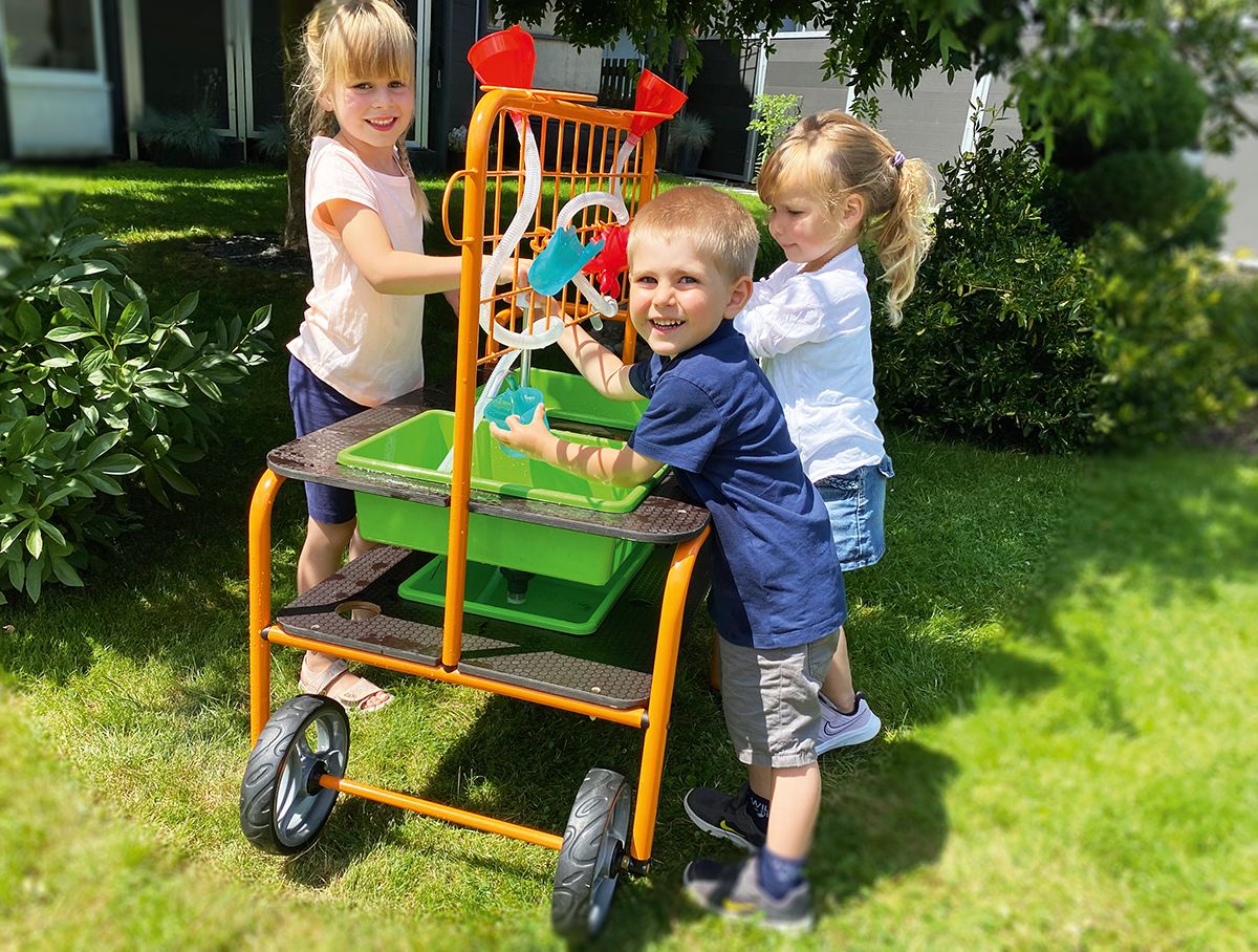 Mobile Water Table with Pump - louisekool