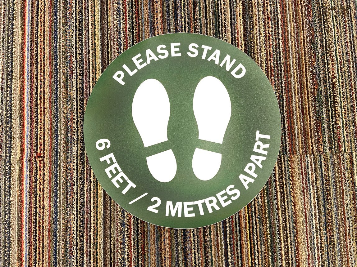 Social Distancing Floor Sticker English - Green - louisekool