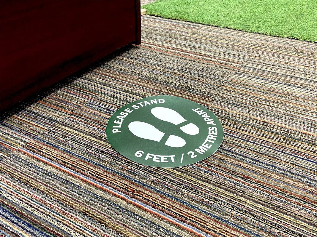 Social Distancing Floor Sticker English - Green - louisekool